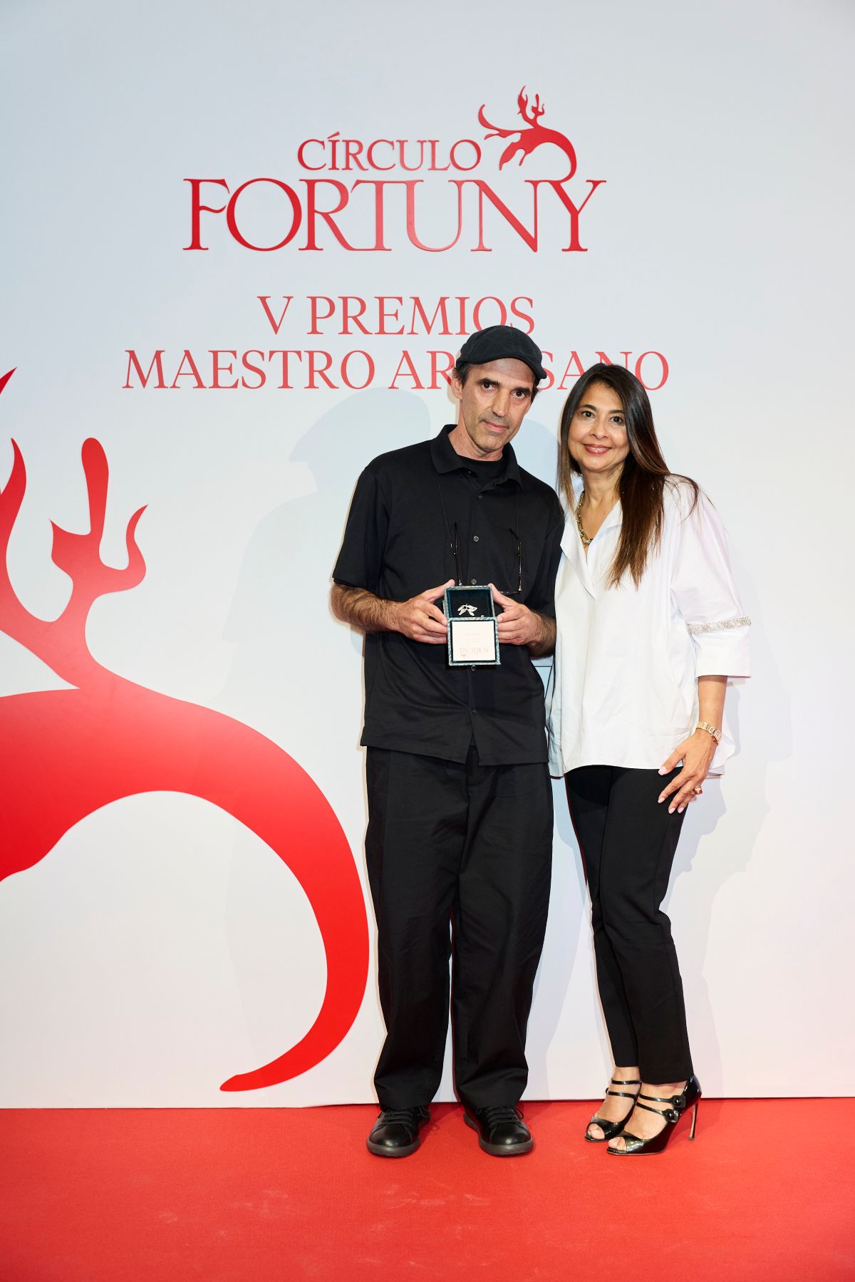 Izq a drch Iván Alvarado premio Joven Promesa y Vanita Sabnani Chief Consumer AI Acceleration Officer de Puig