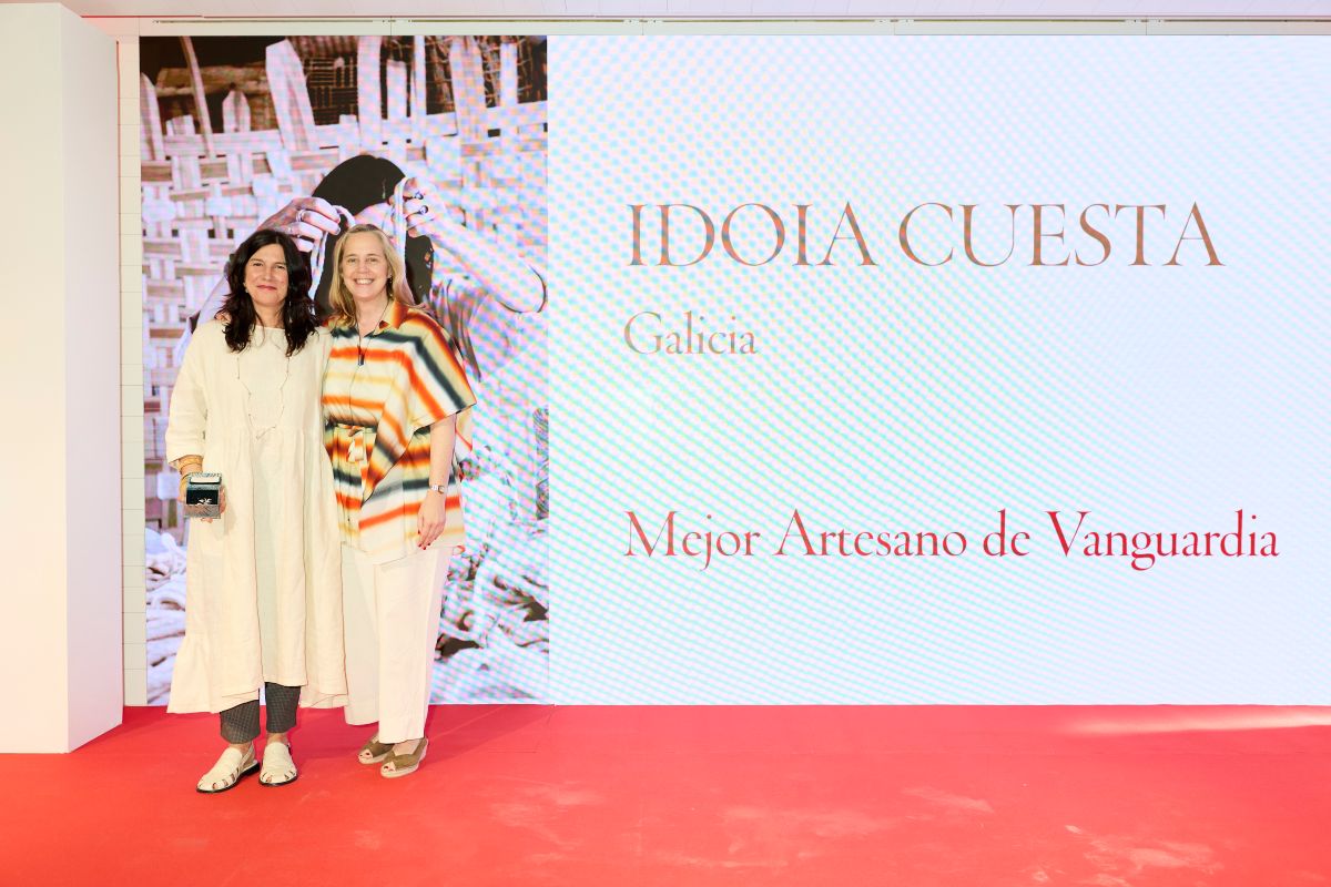 izq a drch Idoia Cuesta premio Mejor Artesana de Vanguardia Sheila Loewe presidenta de la Fundación Loew 